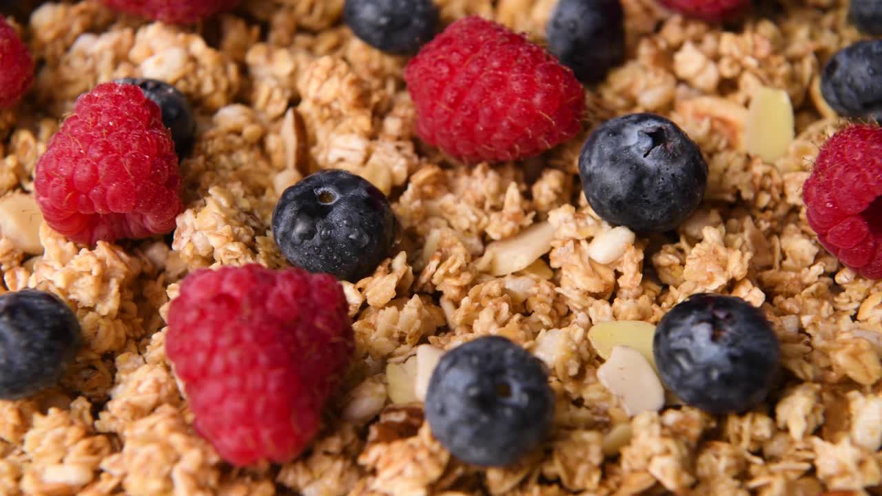 primer plano de detalle de un desayuno de frutas y granola