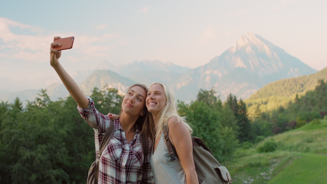 dos mujeres tomando selfies. mejores amigas tomando