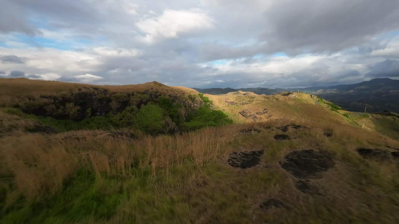 video del avión no tripulado sobre las montañas de fiji