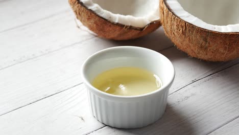 una rebanada de coco fresco en un paño de mesa