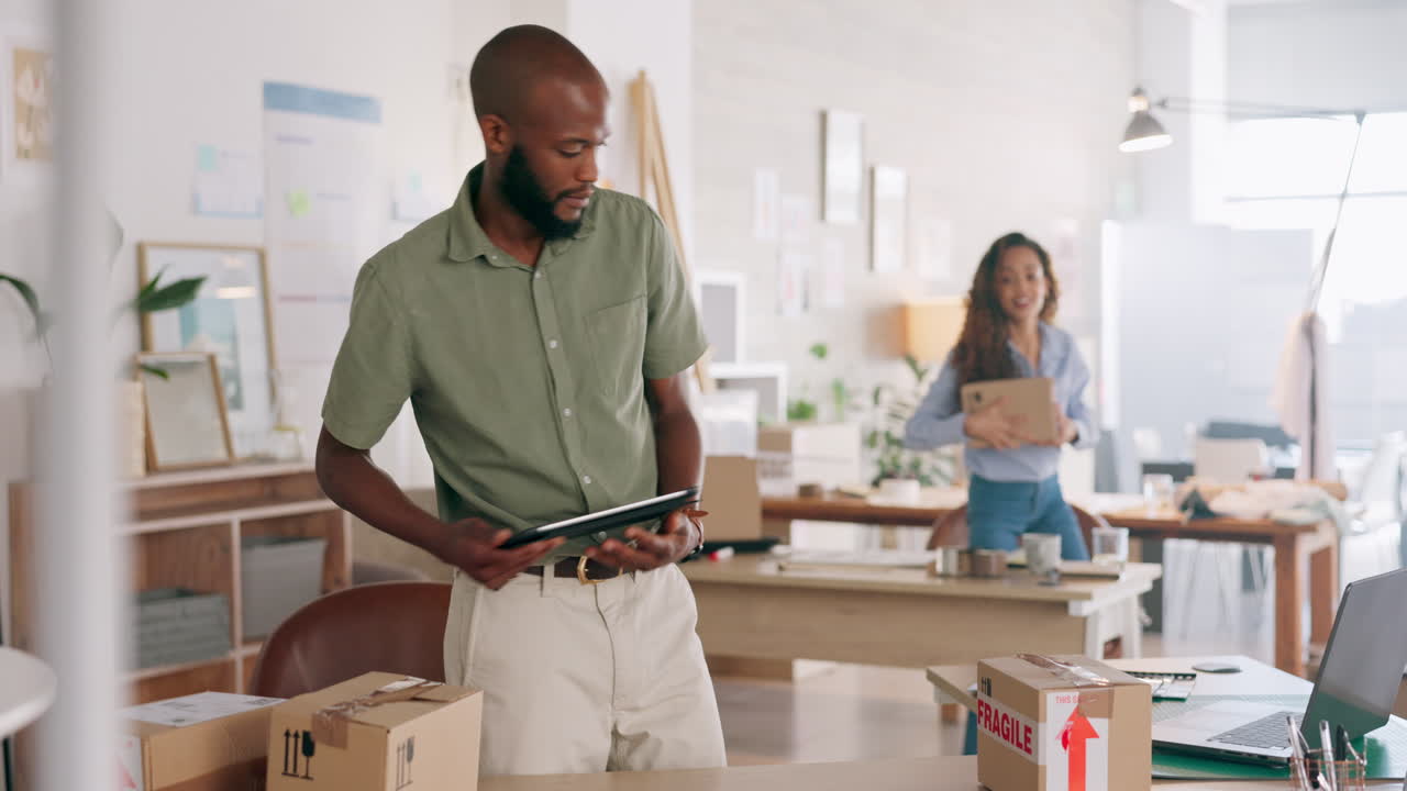 inicio de negocios, tableta y hombre con comercio electrónico