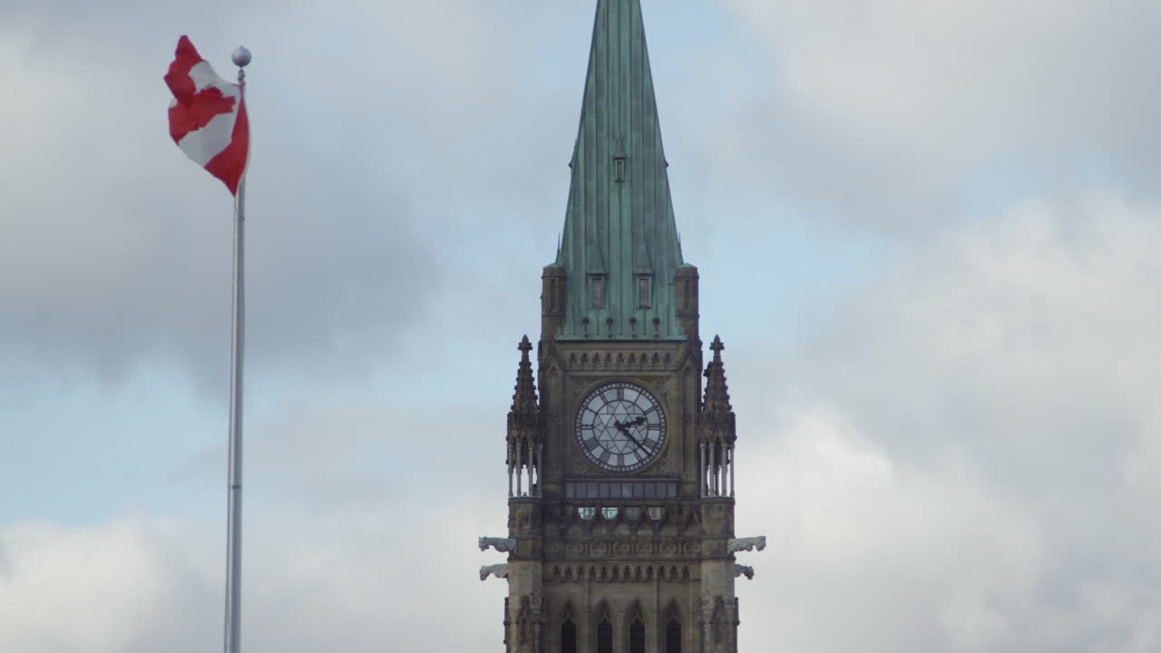 torre de la paz colina del parlamento ottawa canadá bandera en cámara lenta