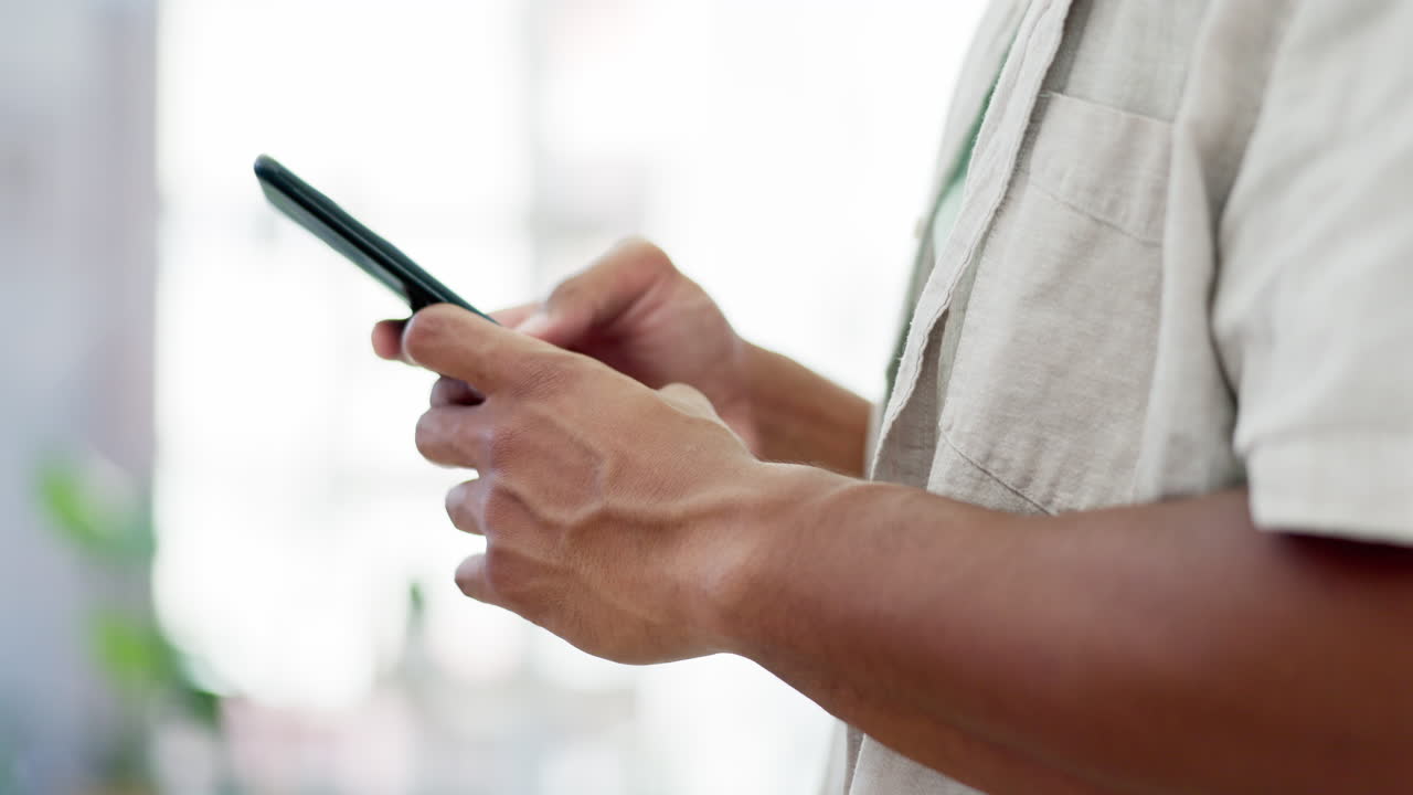 Primo piano, uomo e mani con smartphone