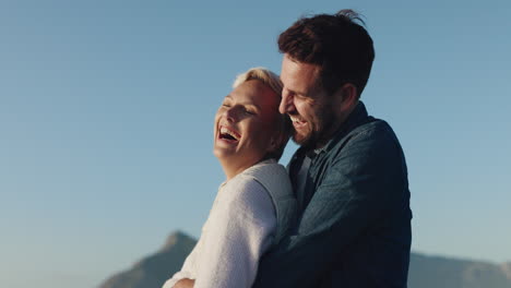 amor, vista o un abrazo feliz de pareja en la playa para relajarse