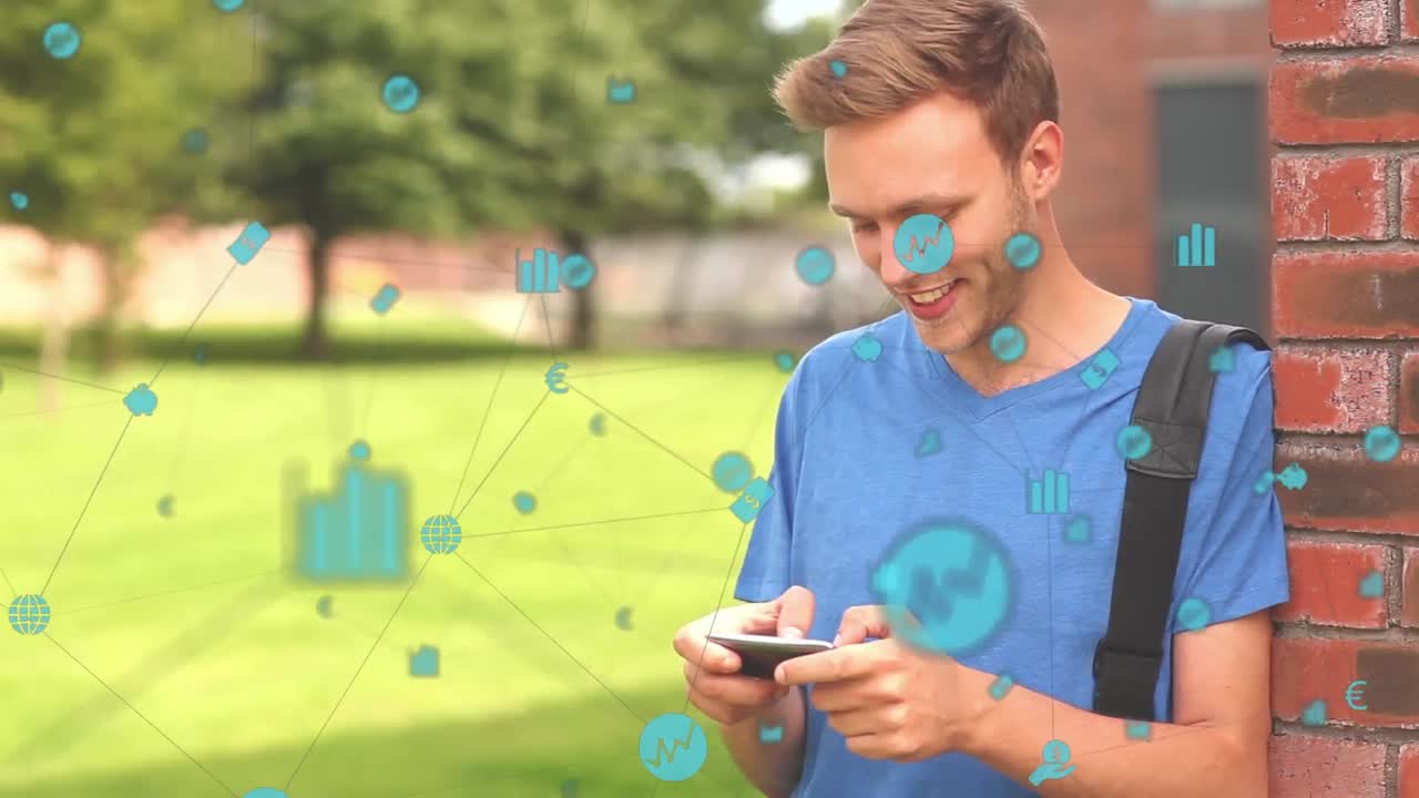 joven caucásico hablando por teléfono