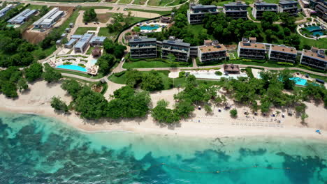 Vista-Aérea-De-Drones-Del-Resort-De-Playa-De-Vacaciones.