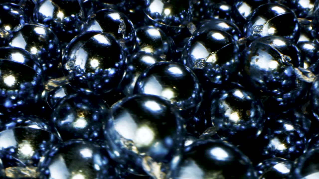많은 반이는 어두운 파란색 구슬의 클로즈업