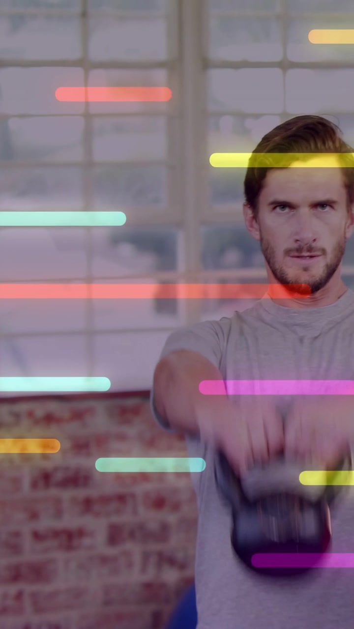 Video verticale: Uomo che entra in un loft, prende un kettlebell, si allena, con barre al neon che si sovrappongono al soggetto