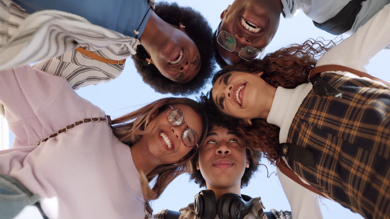 estudiantes, felices y diversidad con amigos