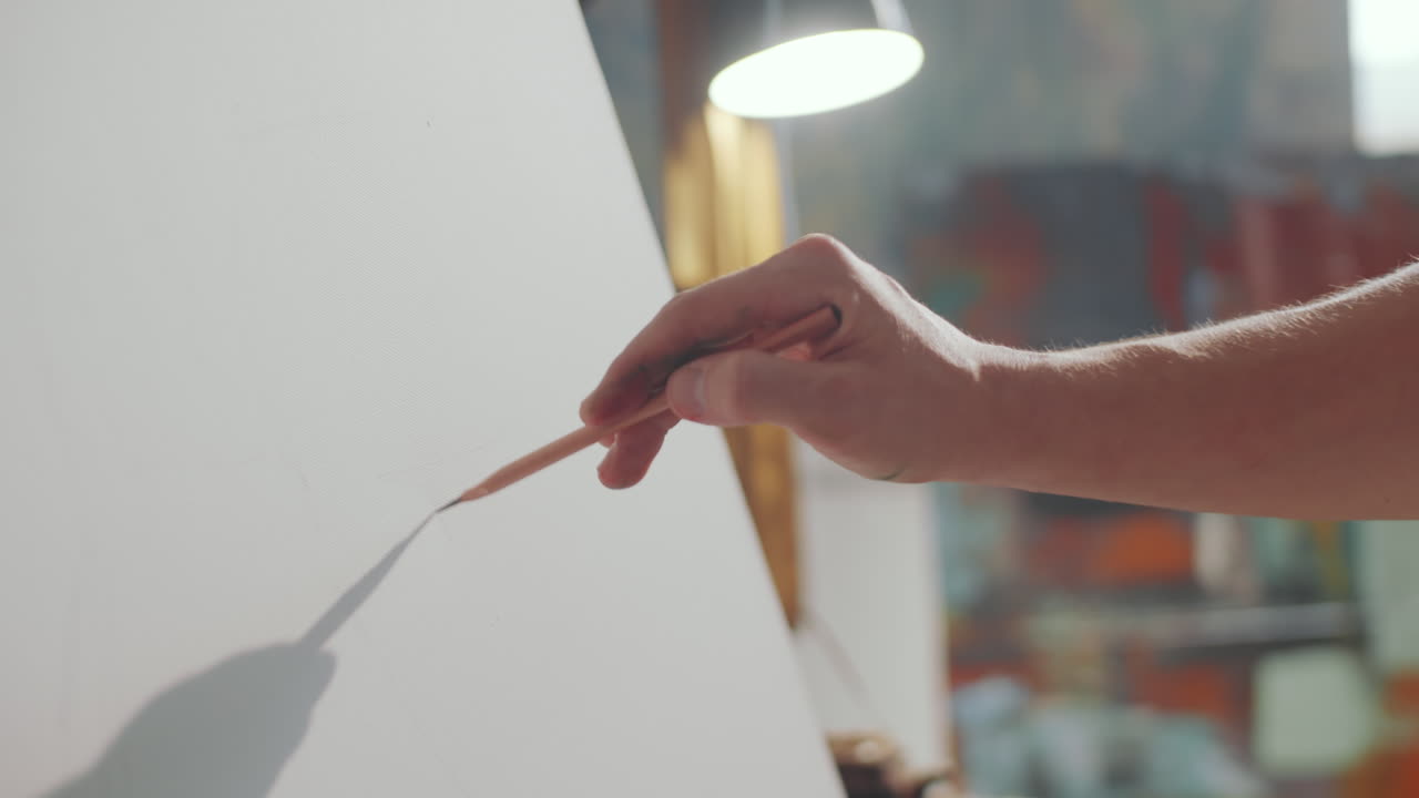 mano de un artista masculino dibujando con lápiz