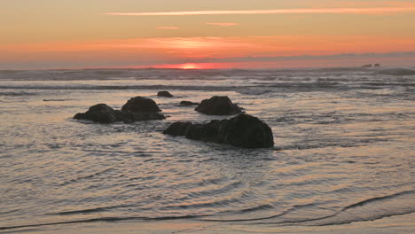 costa de oregon puesta de sol sobre el océano