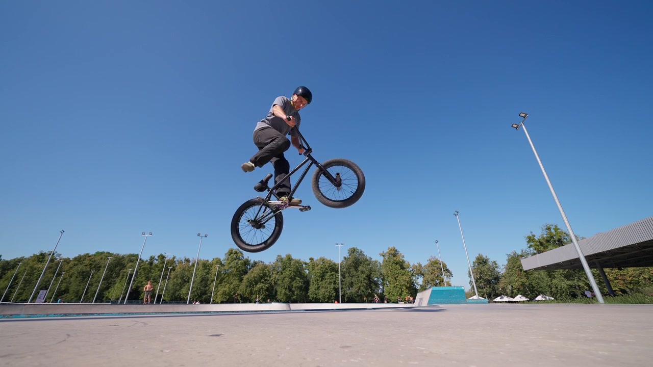 BMX-rytter udfører lufttrick i udendørs skatepark