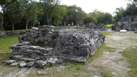 „Der-Altar“-In-Der-Mitte-Des-Platzes,-Im-Hintergrund-Die-Säulen-Und-Nischen-Von-San-Gervasio,-Maya-Ausgrabungsstätte,-Cozumel,-Mexiko