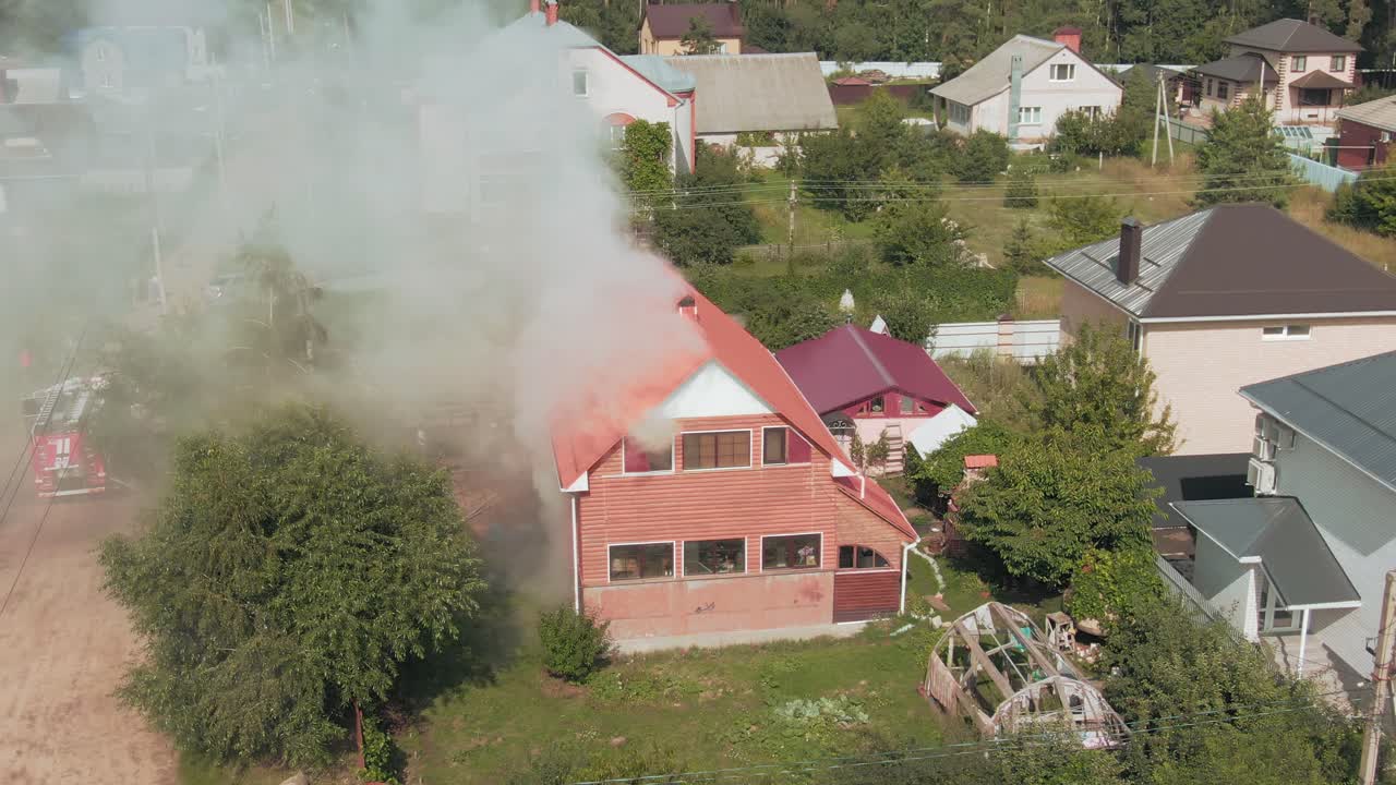 incendio de una casa en una zona residencial