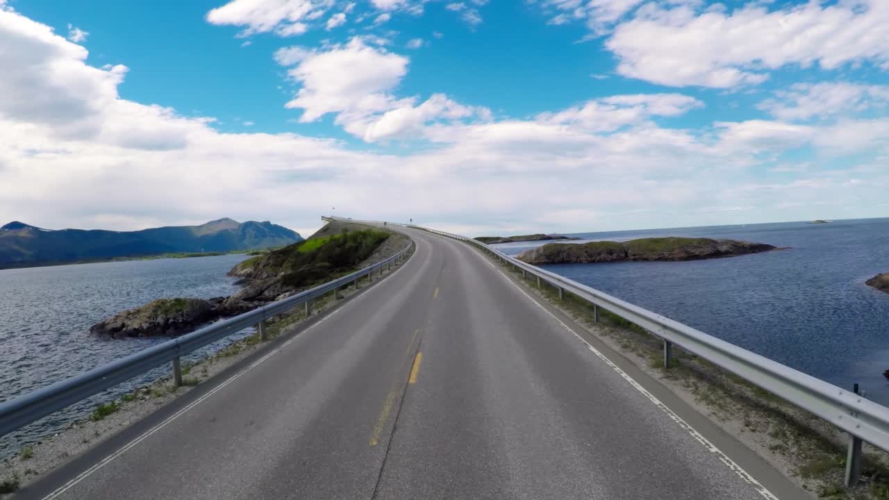 Guidare un'auto su una strada in Norvegia: la Strada dell'Oceano Atlantico o Strada Atlantica (Atlanterhavsveien), insignita del titolo di "Costruzione Norvegese del Secolo".