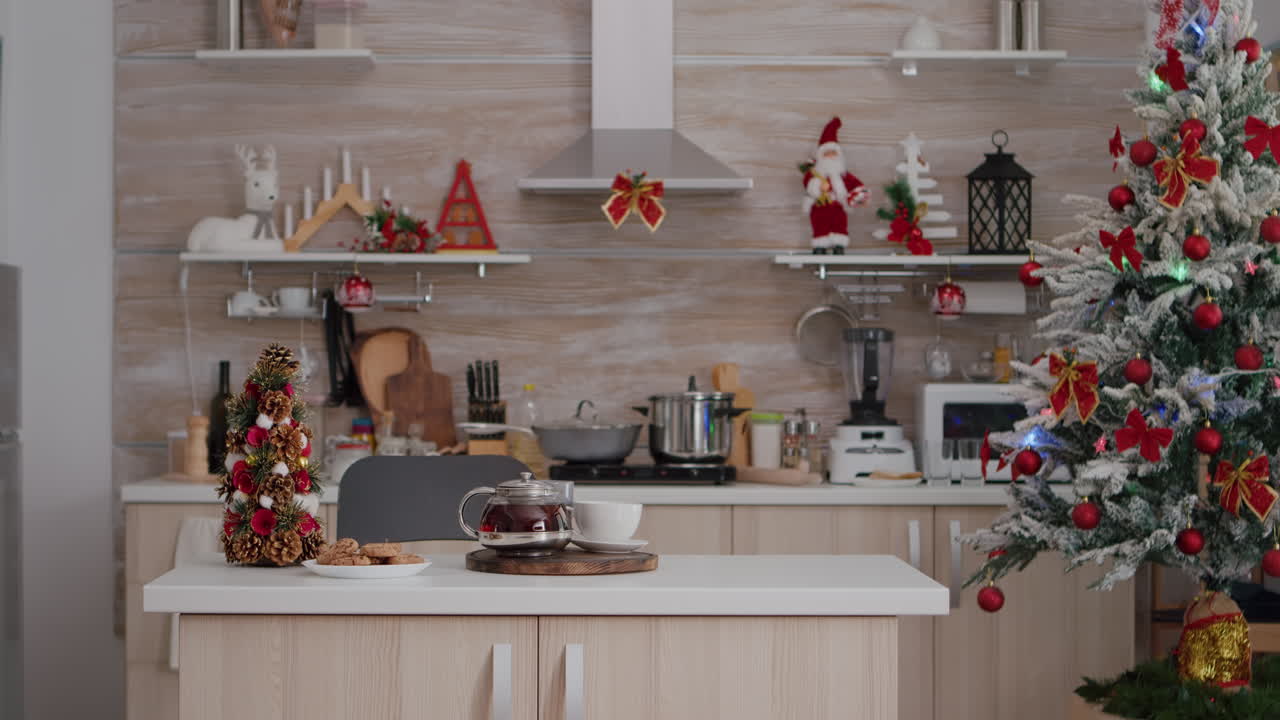 La cucina vuota decorata per natale con nessuno dentro è pronta per il dessert mattutino di natale
