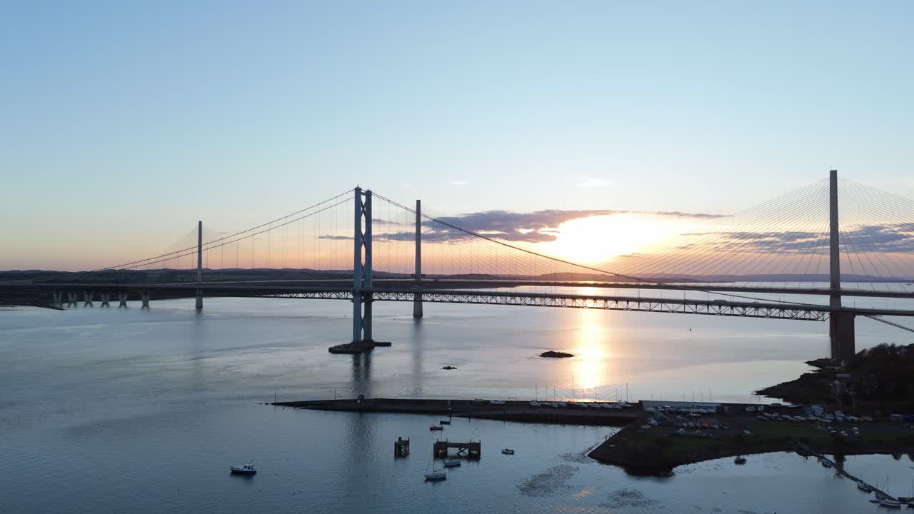 Solnedgangudsigt over Forth-broerne og Queensferry-broen
