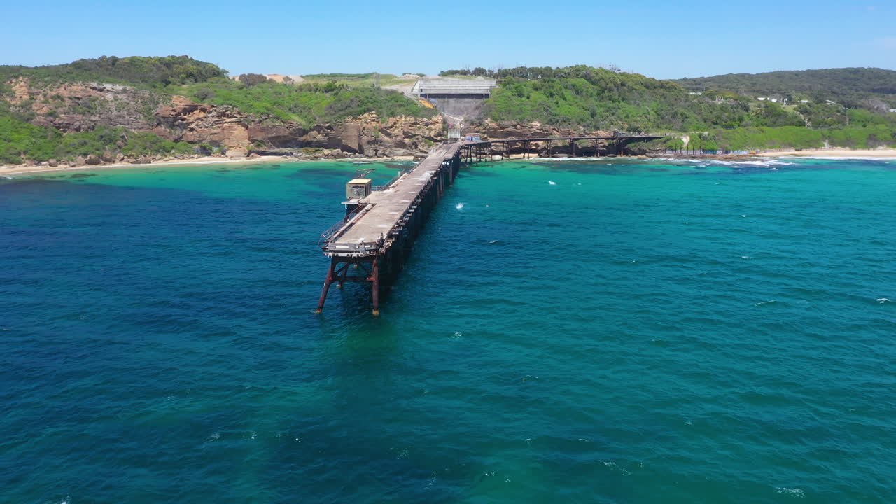 여름날 버려진 오래된 부두, 부두에서 바다로 뛰어드는 사람, 공중 전망