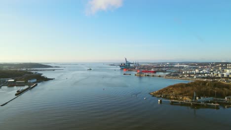 barcos de carga y muelle de barcazas en el puerto por el río gota alv en gotemburgo, suecia