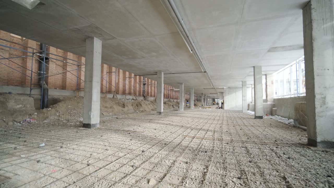 콘크리트 강화 및 강도를 위해 모래 및 분쇄 된 돌에 레버 라팅