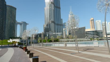 paisaje urbano de dubai con burj khalifa y fuentes artísticas