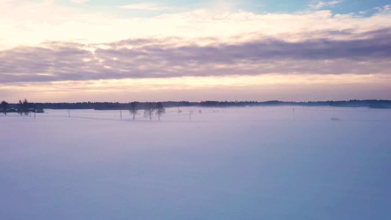 движение автомобиля в туманный день на заснеженной равнине в латвии, вид с беспилотного летательного аппарата