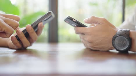 un joven empresario con una máscara quirúrgica está tomando una videoconferencia con los clientes a través de un teléfono inteligente conectado a internet.