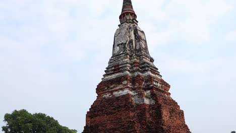 la cámara se acerca a una estructura de templo en ruinas