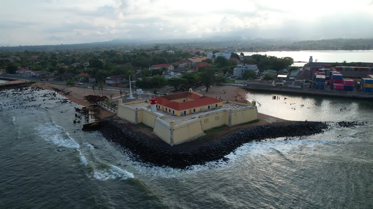 Kreisförmige Luftaufnahme vom Nationalmuseum und der Ana Chaves Bucht. São Tomé, Afrika