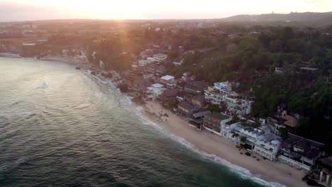 Landschaftlich-Reizvoller-Sonnenuntergang-Küstenansicht-Der-Insel-Uluwatu-Bali-Indonesien