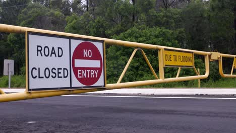 Señal-De-Cierre-De-Carreteras-En-Australia-Durante-Las-Inundaciones-De-Brisbane