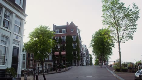 escena en la calle del canal de ámsterdam con un ciclista