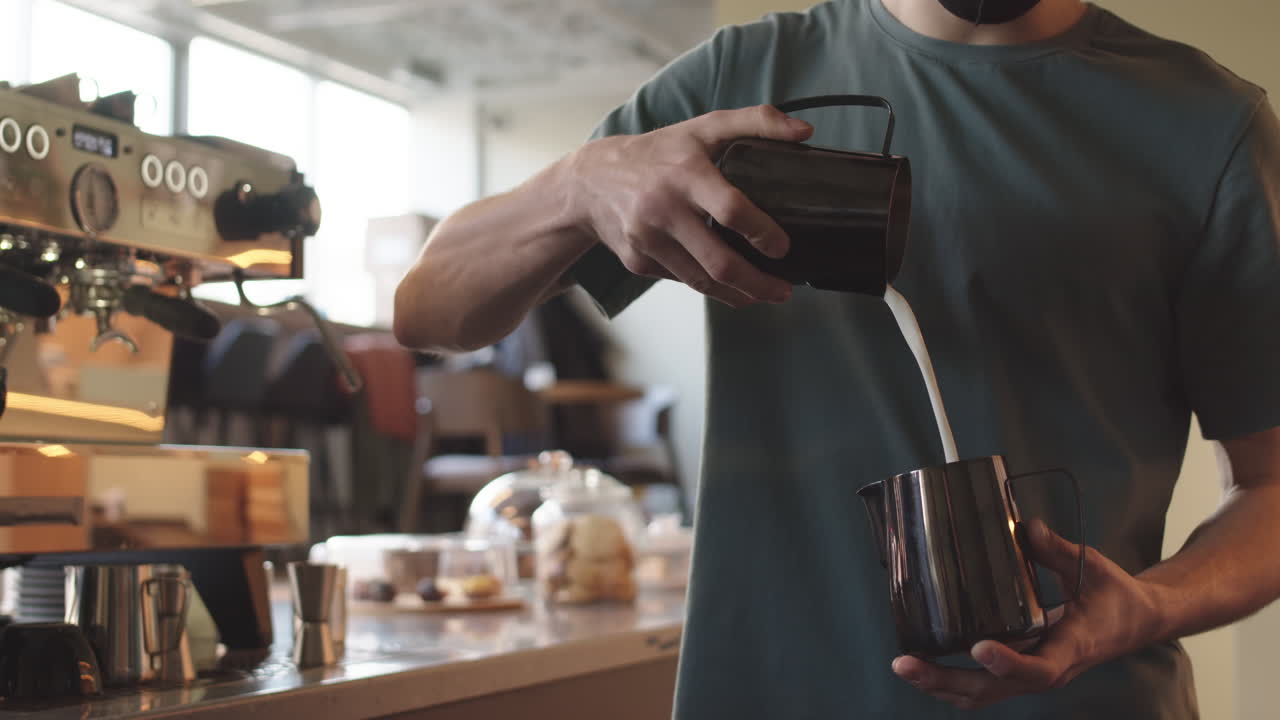 Barista irriconoscibile che prepara un cappuccino.