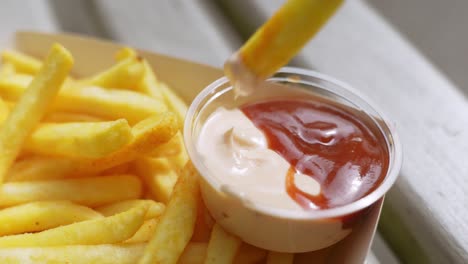 antojo de papas fritas con mayonesa y dip de ketchup