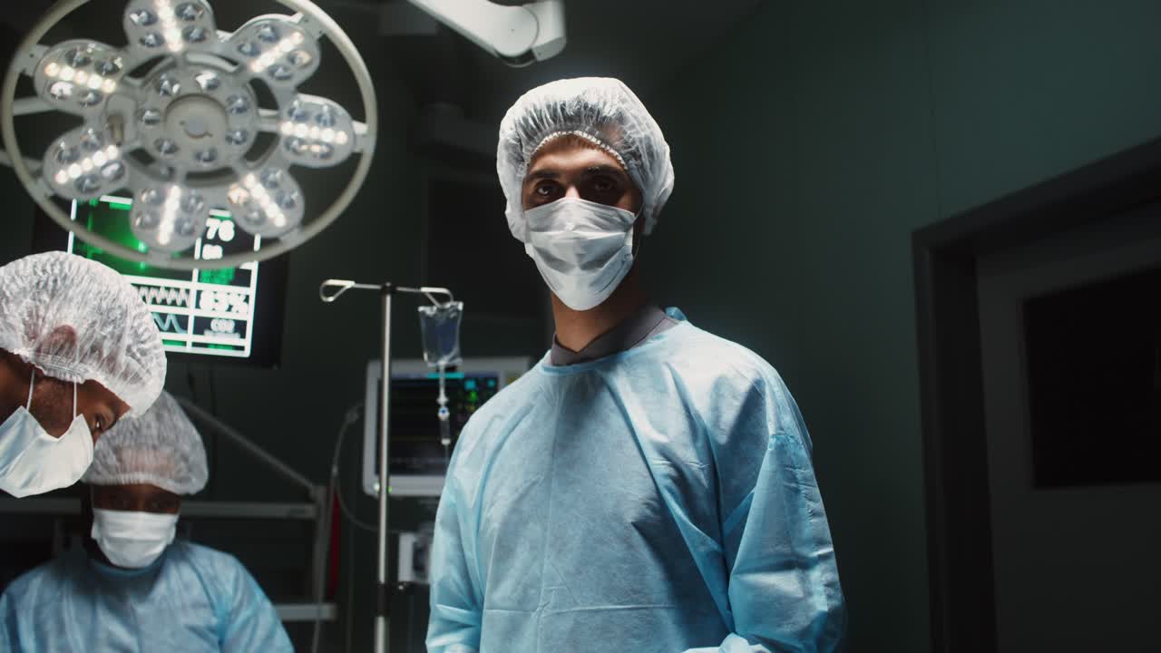 cirujanos en la sala de operaciones