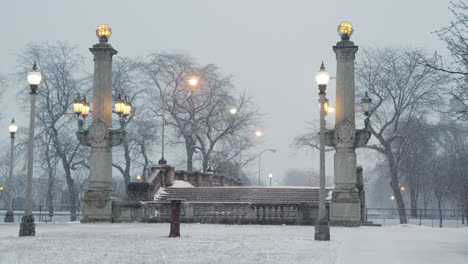 Eine-Parkbrücke-Im-Schnee-In-Zeitlupe