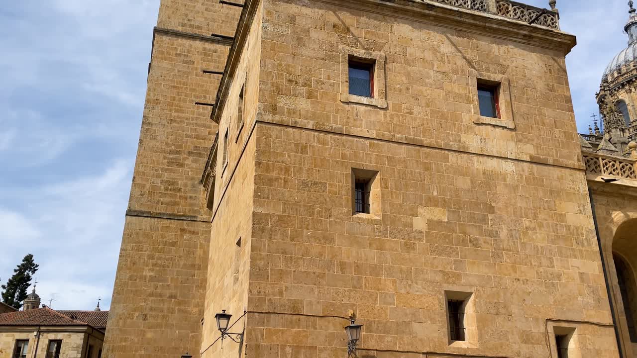 filming of the back of the Bell Tower where we begin to see a line of people to enter to visit and raising the camera we see the majesty and size of the tower with the blue sky simply fascinating