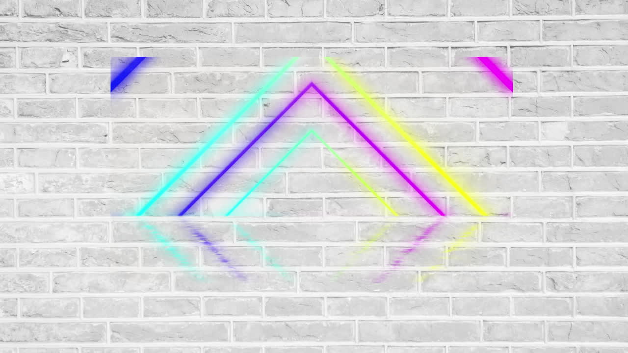 animación de triángulos de neón coloridos sobre un fondo de ladrillo