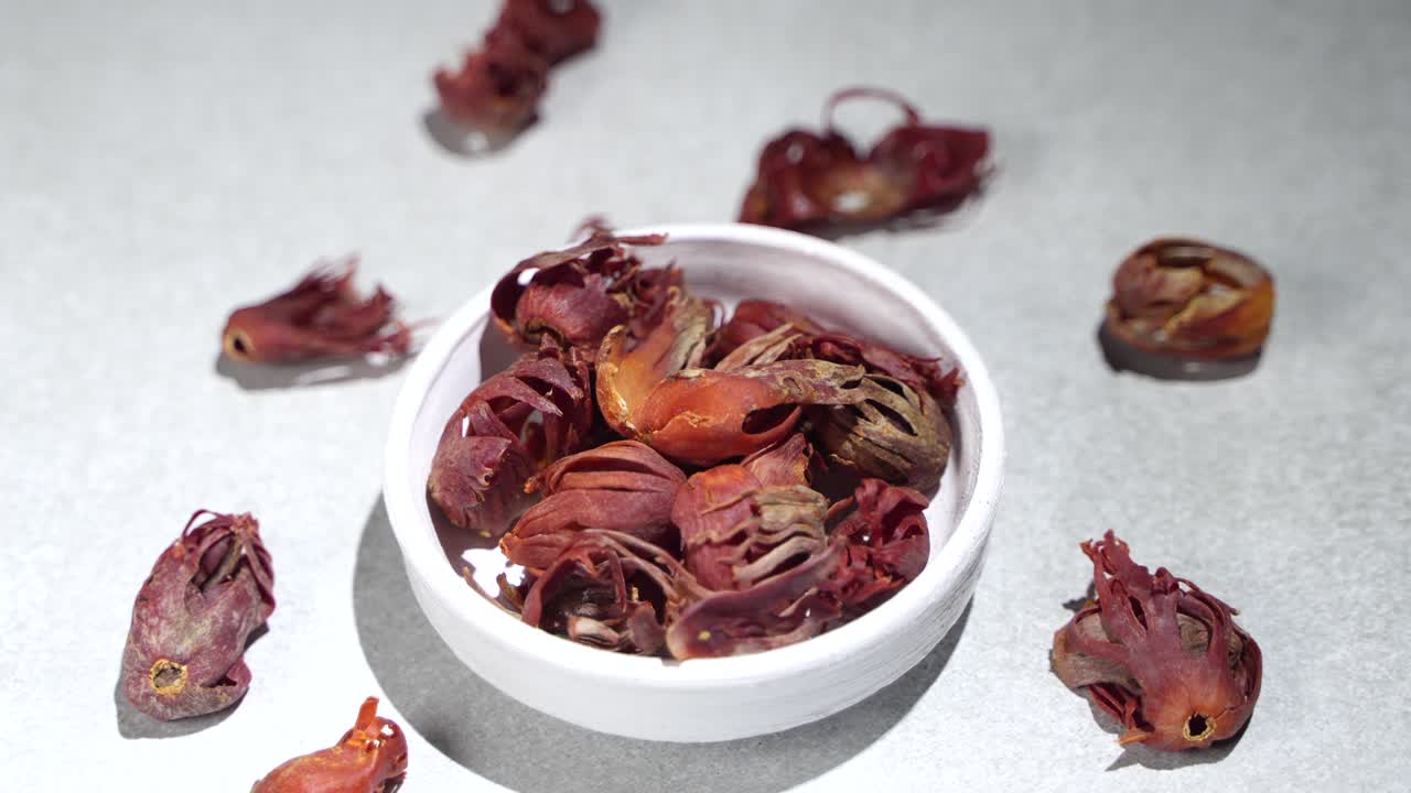 자비트리 (javitri) 는 그 위에 놓인다.