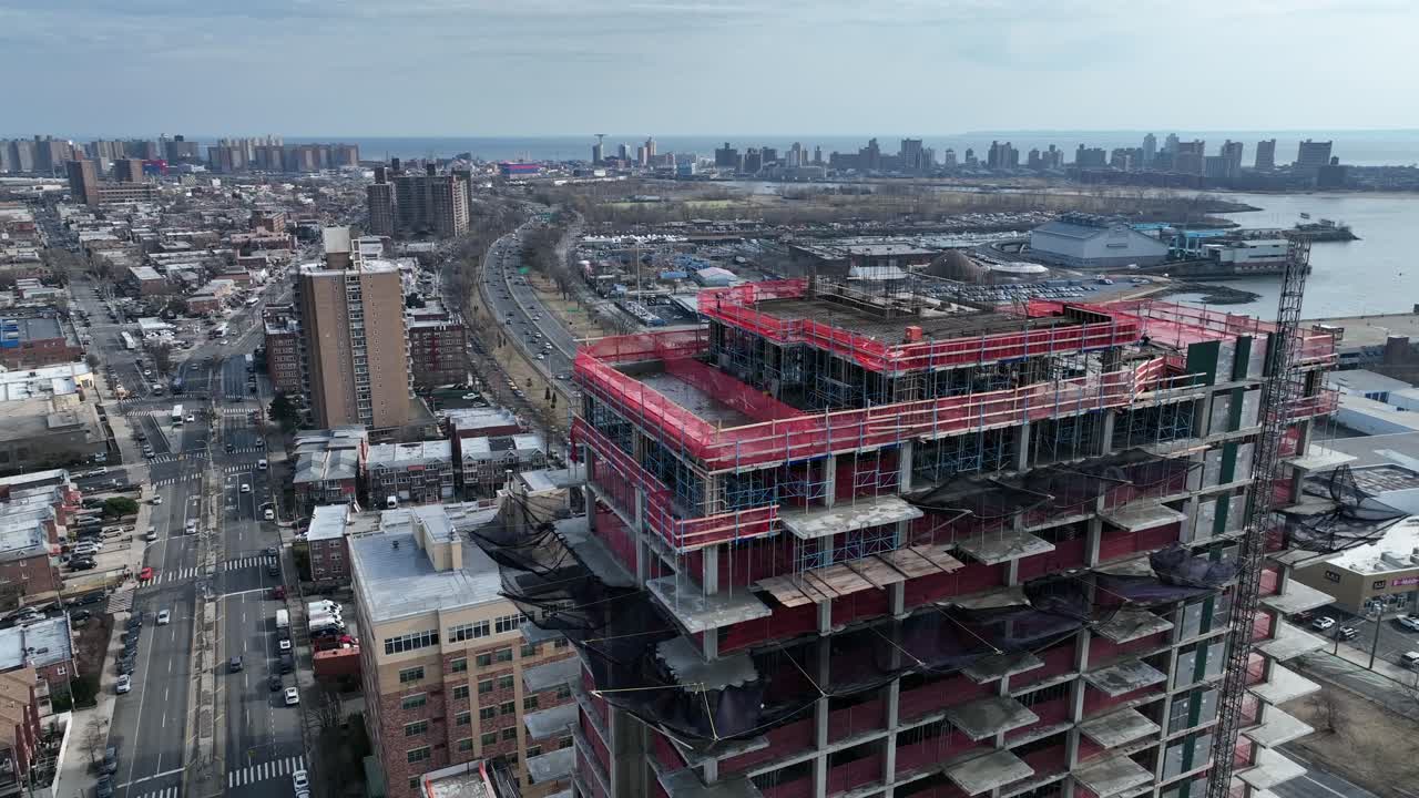 una vista de ángulo alto sobre la avenida de la costa y un nuevo sitio de construcción de gran altura en brooklyn, ny