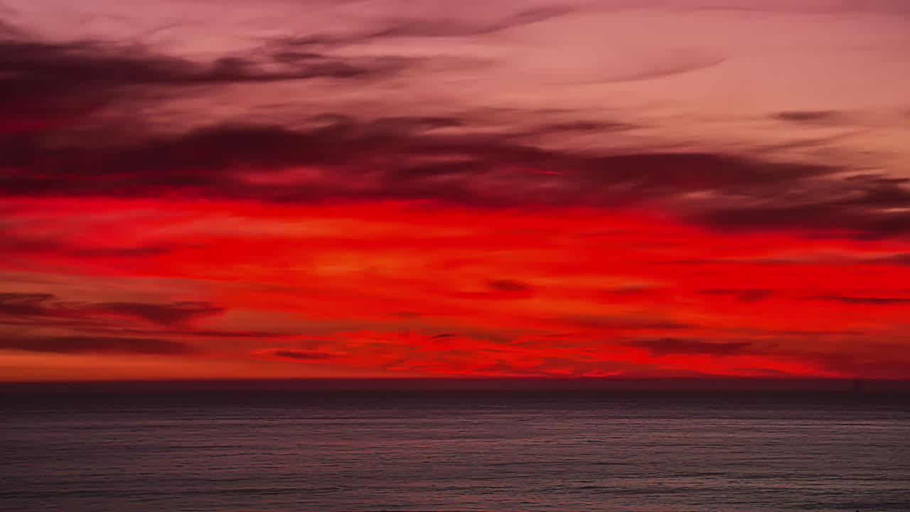hermoso amanecer rojo sobre el horizonte en un día nublado - lapso de tiempo