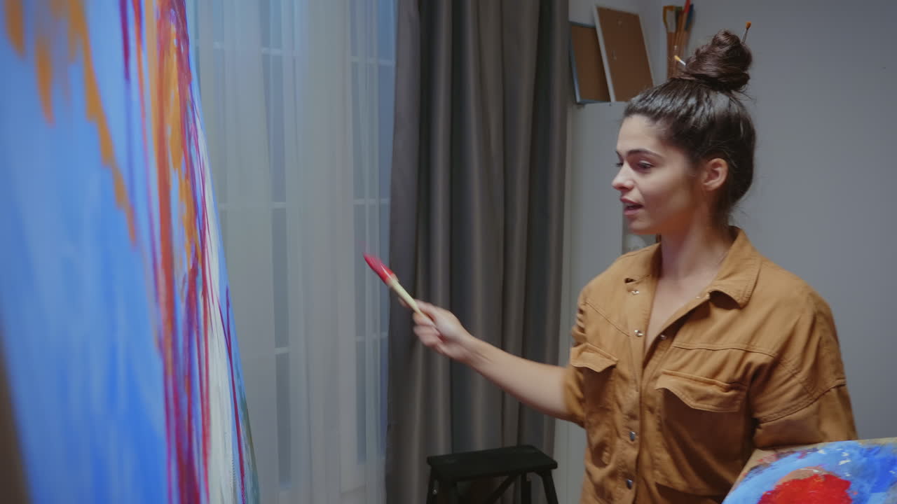 joven artista emocionado