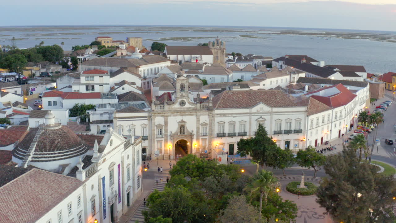Vstup do starého města Arco da Vila, dominanty města Faro, v Portugalsku