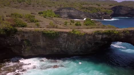 impresionante vista aérea panorama curva vuelo drone tiro roto playa en nusa penida en bali indonesia