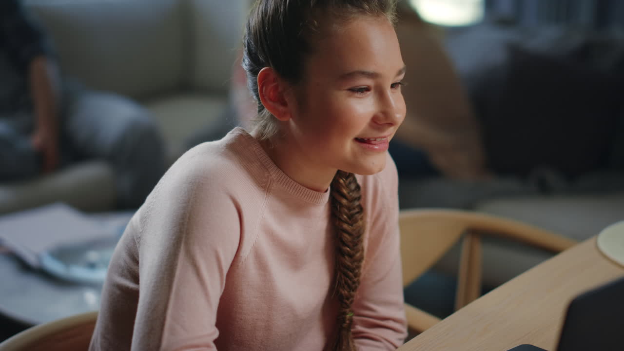 컴퓨터를 사용하는 웃는 아이