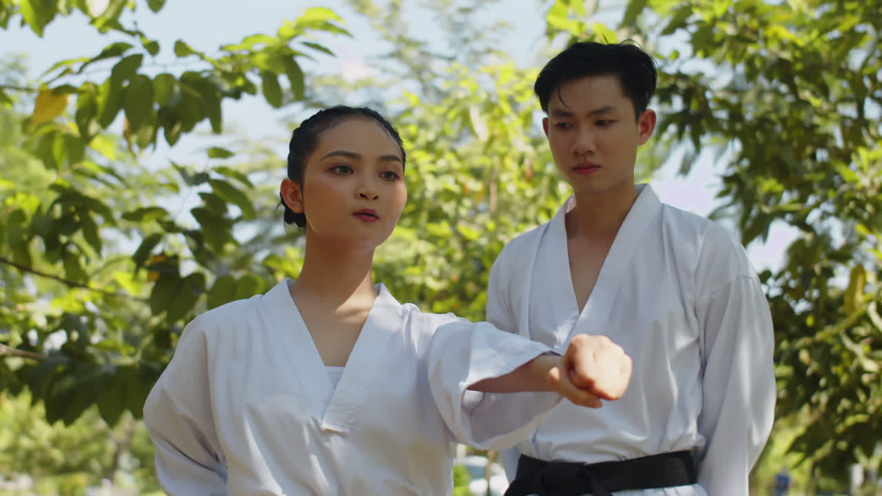 V1-0020_2023.12.14 DI Trung Crossmedia People practising taekwondo01070195.mov