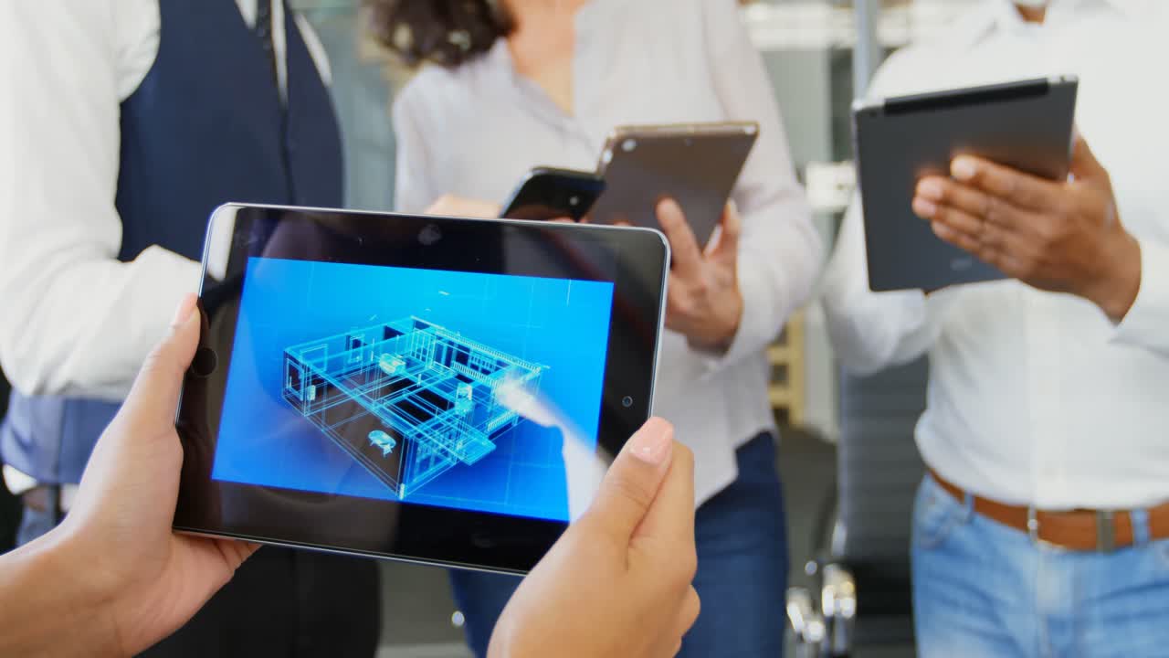 ejecutivo usando tableta digital en la oficina 4k