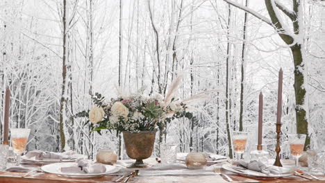 Mesa-Decorada-Para-Una-Cena-De-Bodas-De-Lujo-En-Un-Bosque-Nevado-De-Invierno