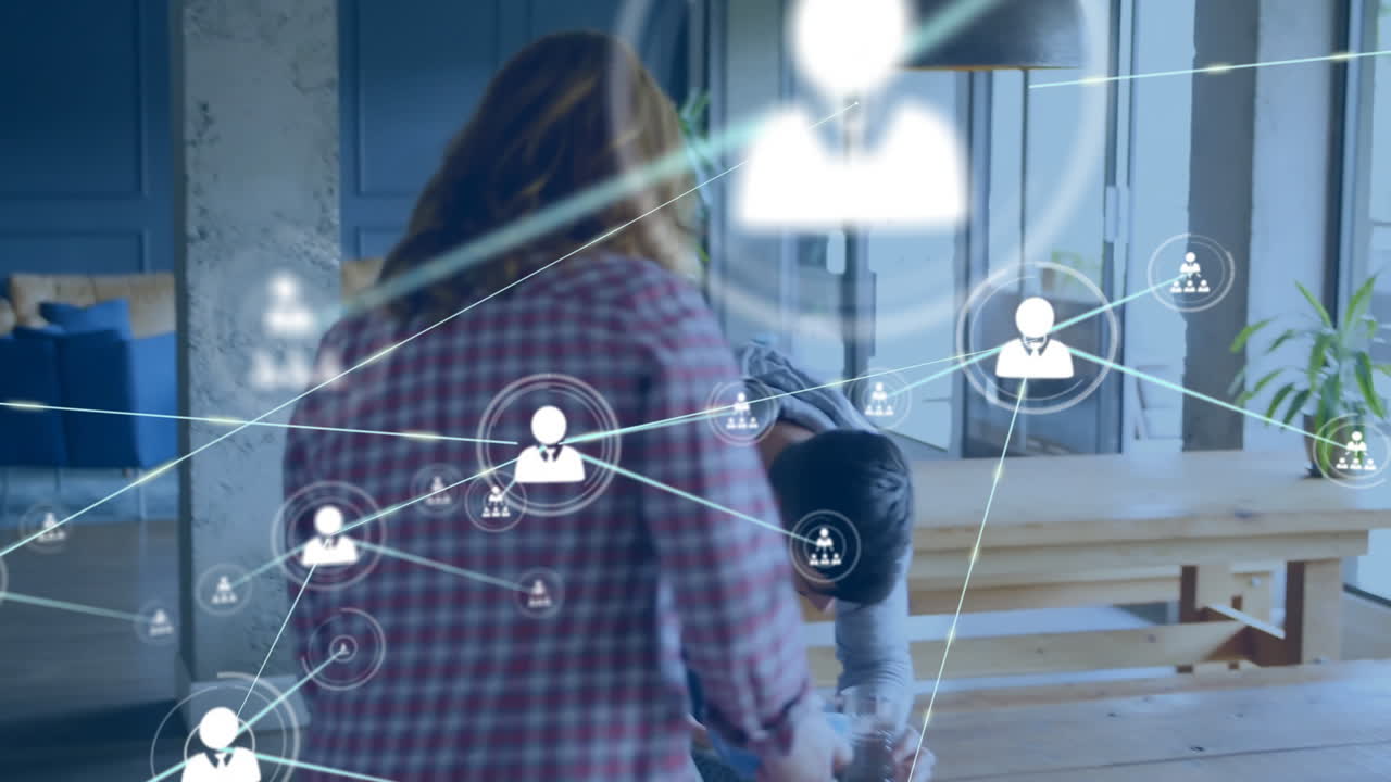 animación de la red de conexiones con las personas iconos sobre diversas personas de negocios en la oficina