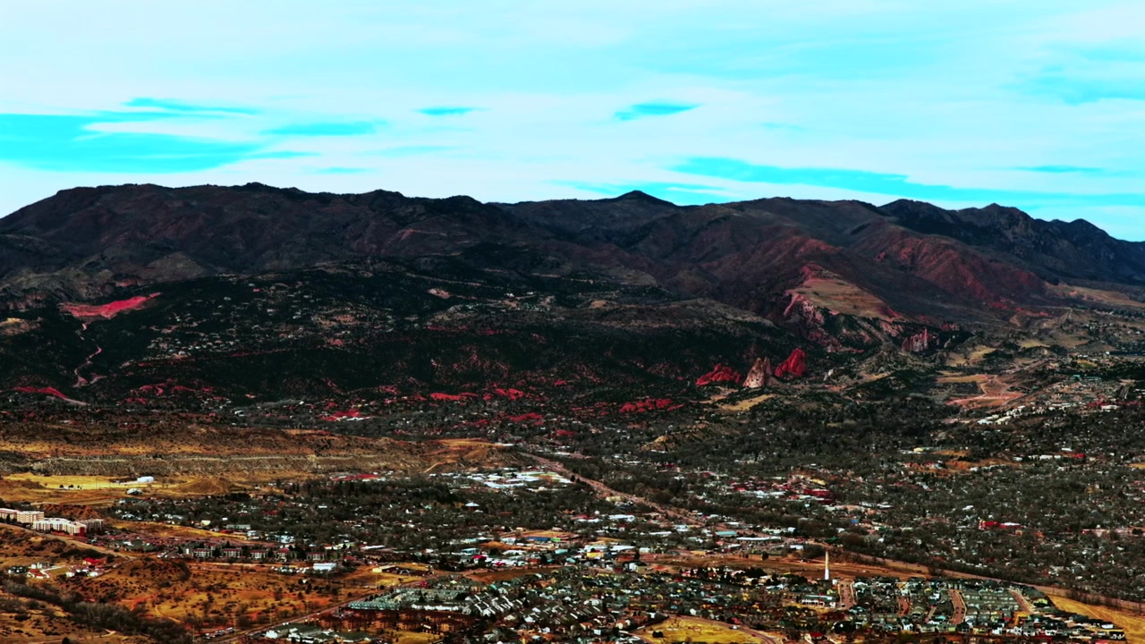 Droneudsigt over Garden of the Gods Park i South Denver, Colorado, om vinteren og foråret, sent om formiddagen. Colorado Springs, Colorado. Udsigt over boliger i nabolaget ved Front Range Rocky Mountains, hvor dronen cirkler mod venstre.